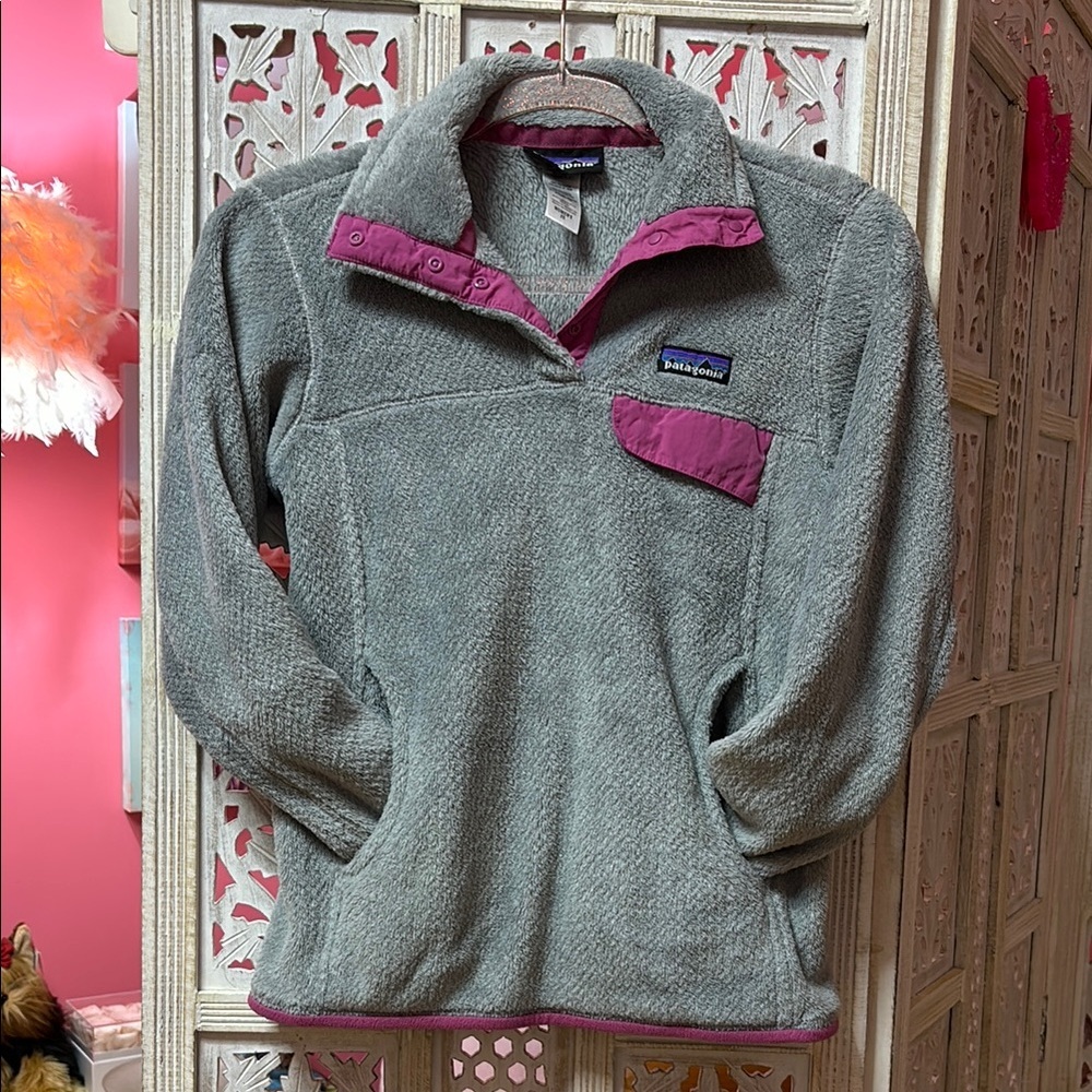 Patagonia Women's Gray and Pink Fleece Sweater